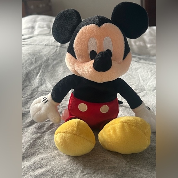Small Mickey Mouse stuff animal with little bean bag in butt - Picture 5 of 7